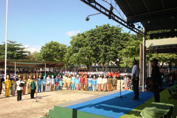 Wagub Jatim Saifullah Yusuf menjadi Irup Upacara Peringatan Hari Sumpah Pemuda Ke-89 Tahun 2017 di Alun-alun Sangkapura Pulau Bawean.  Foto: YUDI/BANGSAONLINE