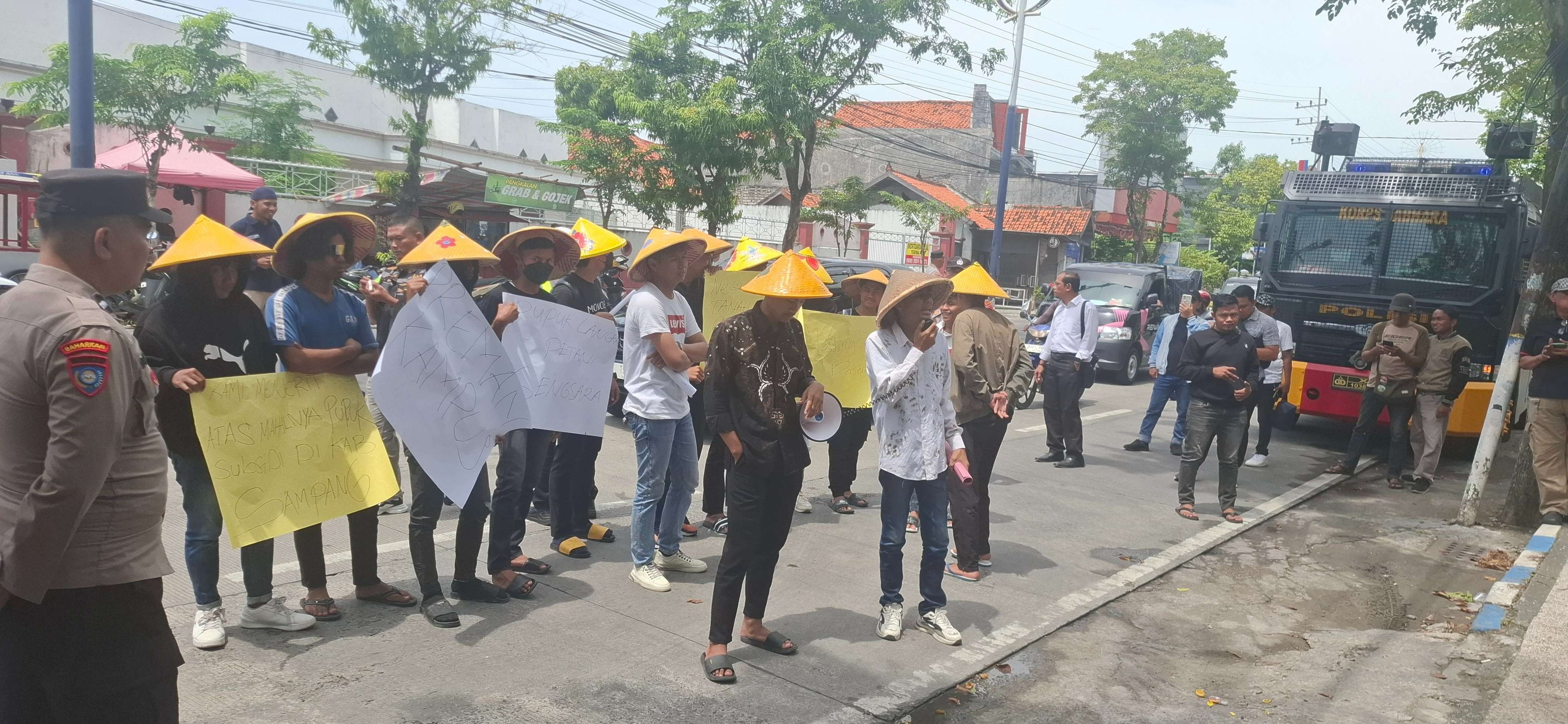 Aksi unjuk rasa mahasiswa di depan kantor Dinas Pertanian dan Ketahanan Pangan Kabupaten Sampang