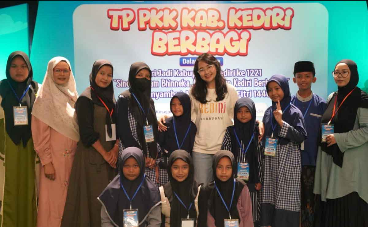 Ketua TP PKK Kabupaten Kediri saat bersama anak yatim. Foto: Ist