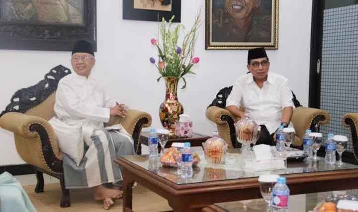 Machfud Arifin saat bersilaturahim dengan Gus Sholah semasa hidup. foto: ist