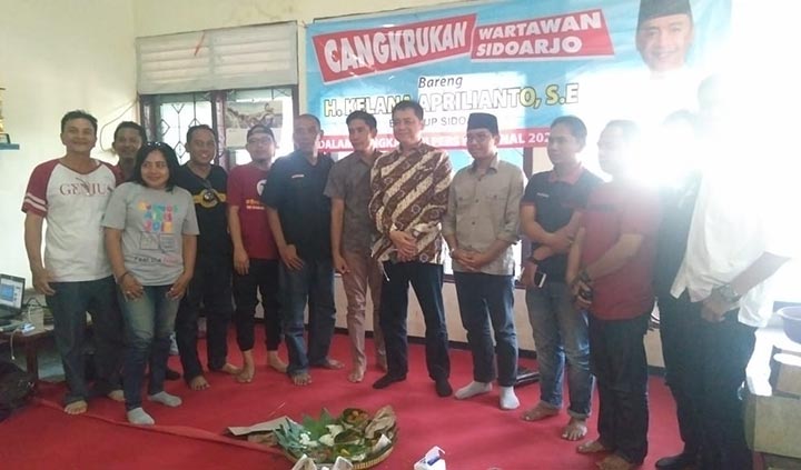 Pengurus PWI & Forwas foto bersama Kelana Aprilianto di balai wartawan Sidoarjo.