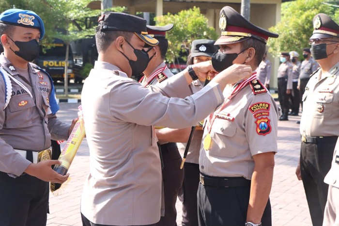 Kapolres Nganjuk AKBP Boy Jeckson saat menyematkan penghargaan kepada para anggota yang purna tugas.