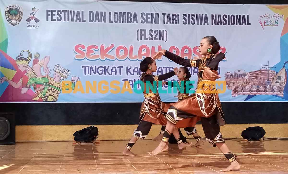 Para siswa saat mengikuti Festival dan Lomba Seni Siswa Nasional atau FLS2N yang digelar Dispendikbud Kabupaten Madiun. Foto: HENDRO SUHARTONO/BANGSAONLINE