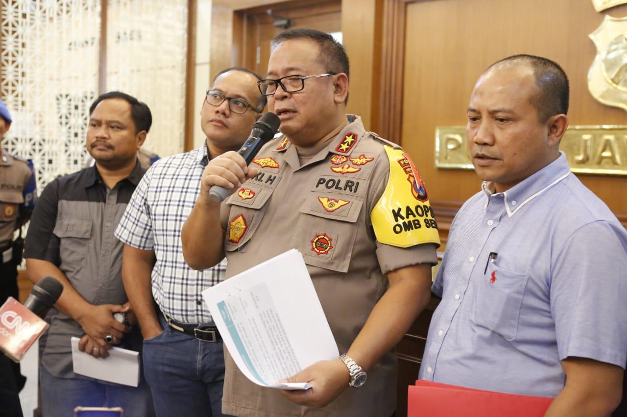 Kapolda Jatim Irjen Pol Luki Hermawan didampingi Dirreskrimum Kombes Pol Gidion Arif Setiawan, Wadirkrimsus AKBP Arman Asmara SIK saat memberikan keterangan pers kepada wartawan di Mapolda Jawa Timur Jl A Yani Surabaya, Sabtu (7/9/2019). foto: BANGSAONLINE/ ANATASIA NOVARINA