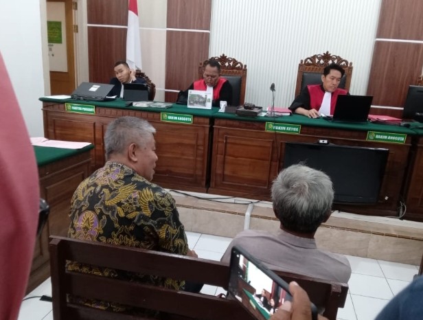 Saksi saat menuturkan kesaksian di hadapan majelis hakim PN Surabaya