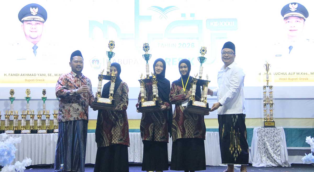 Bupati Gresik bersama wakilnya ketika menyerahkan piala kepada para pemenang MTQ ke XXXI. Foto: Ist