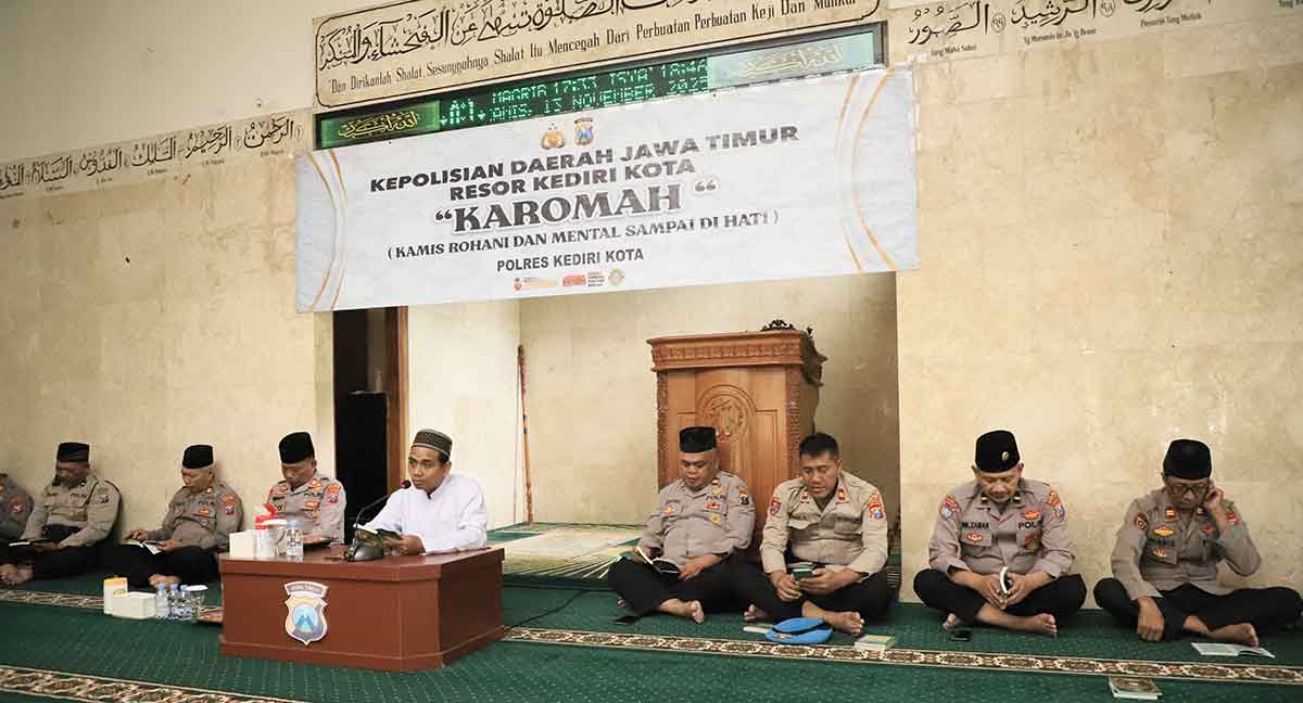 Ustadz Solihin, saat menyampaikan tausiyah ke anggota Polres Kediri Kota. Foto: Ist