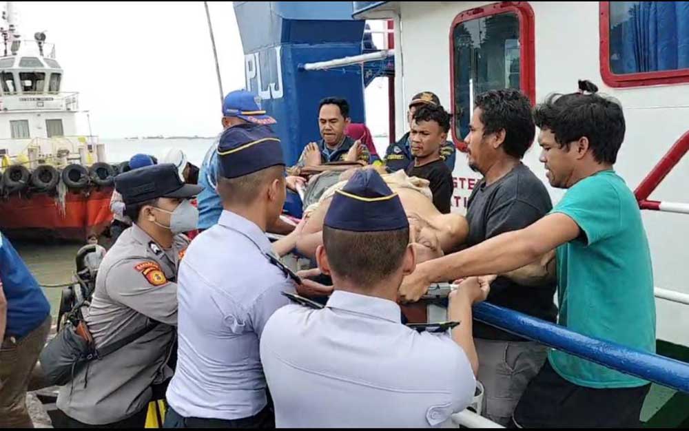 Petugas Pospam saat mengevakuasi awak kapal yang pingsan untuk dibawa ke RSUD Ibnu Sina Gresik. Foto: Ist.