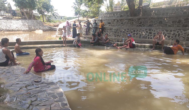 Wisata pemandian air hangat di Desa Kedungjambe, Kecamatan Singgahan, Kabupaten Tuban dipercaya bisa menghilangkan pegal-pegal.