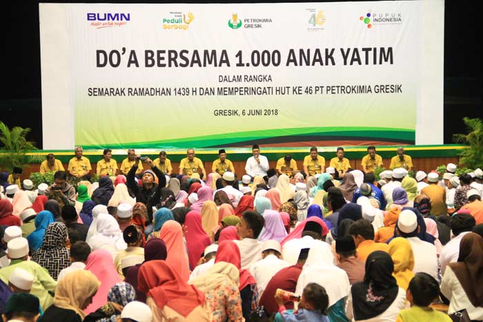 Suasana doa Bersama 1000 anak yatim yang digelar Petrokimia Gresik.