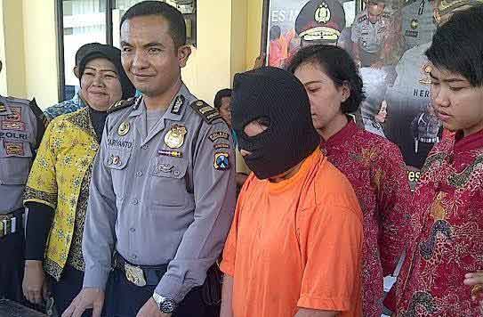 PENGAKUAN - Polres Mojokerto menunjukkan tersangka mucikari prostitusi online, Jum