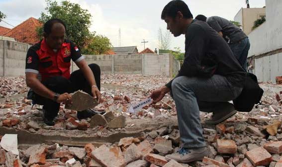 Tim Penyidik dari Polrestabes Surabaya sedang melakukan olah TKP. 