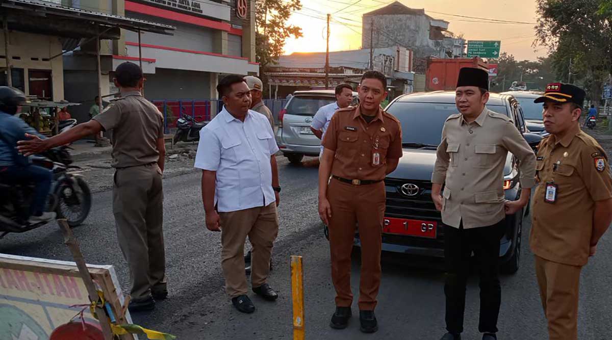 Bupati Jember ketika meninjau perbaikan Jalan Jombang-Kencong.
