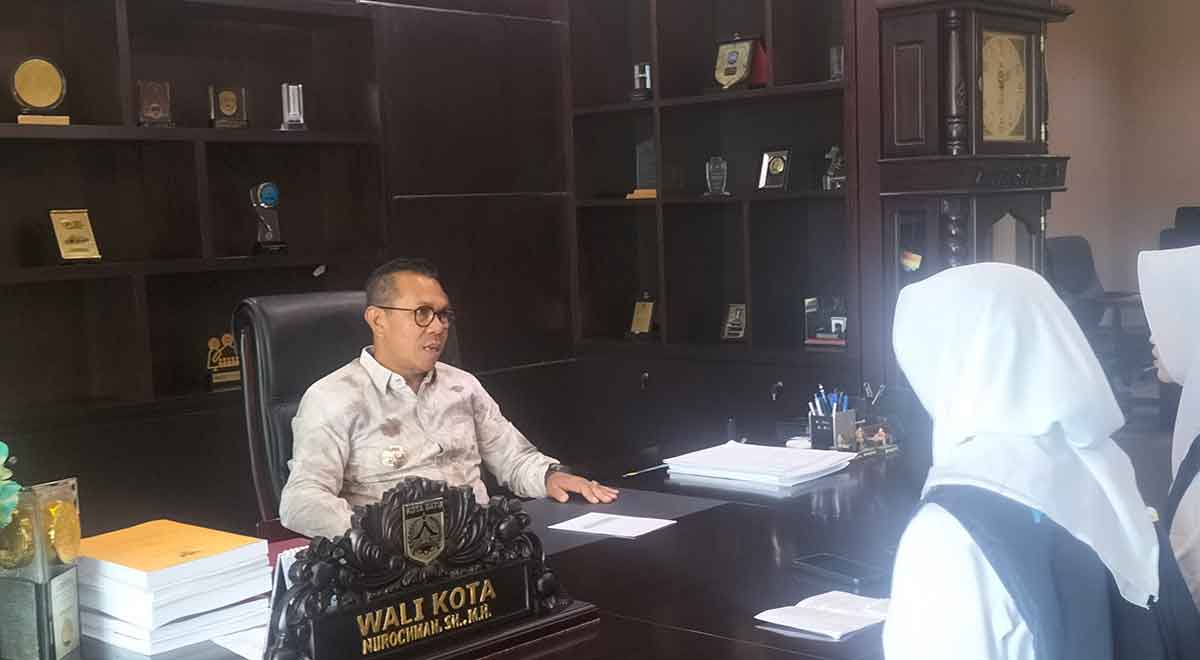 Peserta ekstrakurikuler jurnalistik SMAN 2 Batu melaksanakan praktik lapangan dengan mewawancarai Wali Kota Batu, Nurochman.