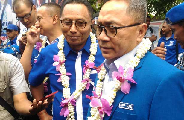 Zulkifli Hasan, Ketua Umum DPP PAN didampingi Totok Dariyanto. foto : Iwan Irawan/ BANGSAONLINE