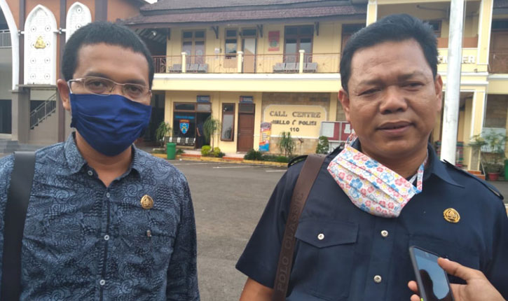 Ketua BK DPRD Jember, Hamim diwawancarai wartawan usai menghadiri panggilan di mapolres.