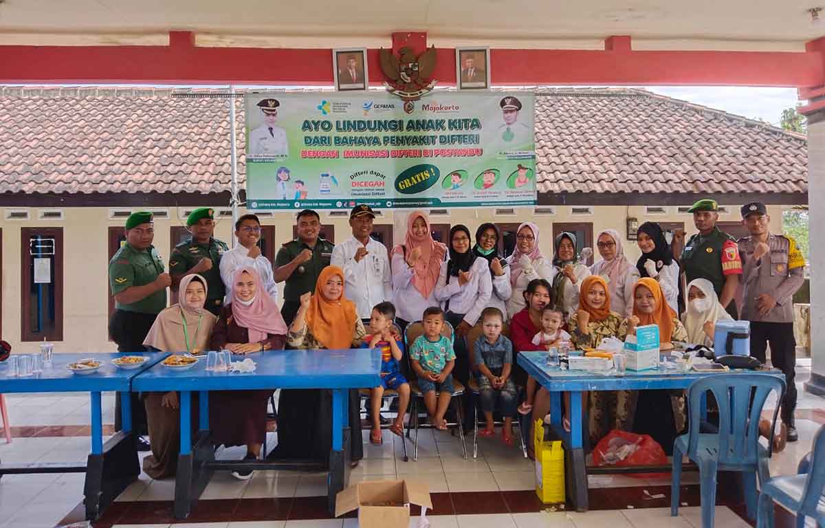 Petugas Puskesmas dan mahasiswa KKN IKHAC Mojokerto saat imunisasi massal untuk masyarakat di Desa Kunjorowesi.