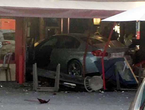 Kondisi BMW yang nyungsep di resto sebelum dievakuasi. foto: mirror.co.uk