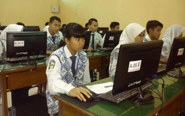 Siswa-siswi SMPN 3 Tuban saat simulasi UNBK. foto: suwandi/ BANGSAONLINE