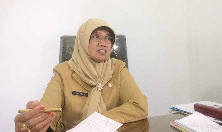 Latifah, Kepala Bidang Pengolahan Layanan dan Pelestarian Bahan Pustaka saat ditemui di kantornya, Senin (2/9). foto: SUBAIDAH/ BANGSAONLINE