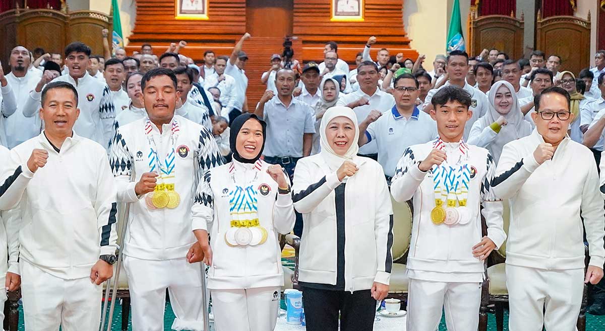 Gubernur Khofifah bersama para atleh yang berlaga di ASEAN Para Games XIII Thailand 2025.