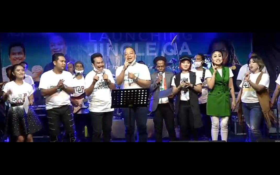 Paslon Qosim-Alif (QA) saat launchung jingle QA bersama Cak Sodik, Brodien, Ratna Antika, dan Wiwik Sagita. foto: ist.