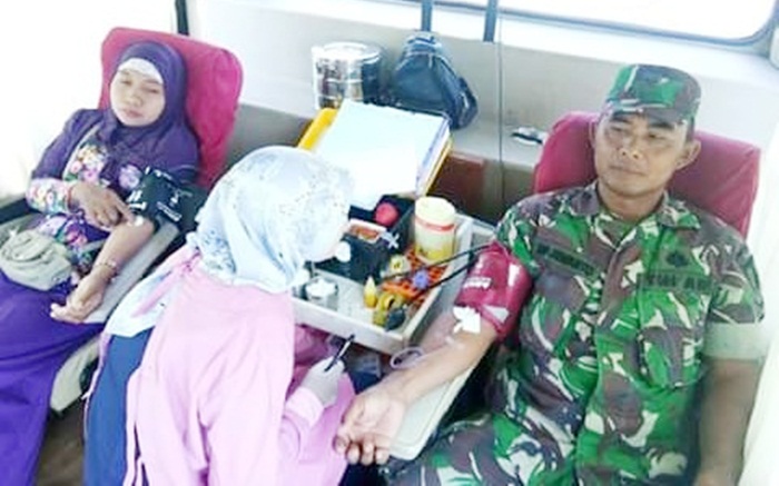 Anggota TNI saat ditransfusi darahnya oleh petugas medis PMI Banyuwangi.