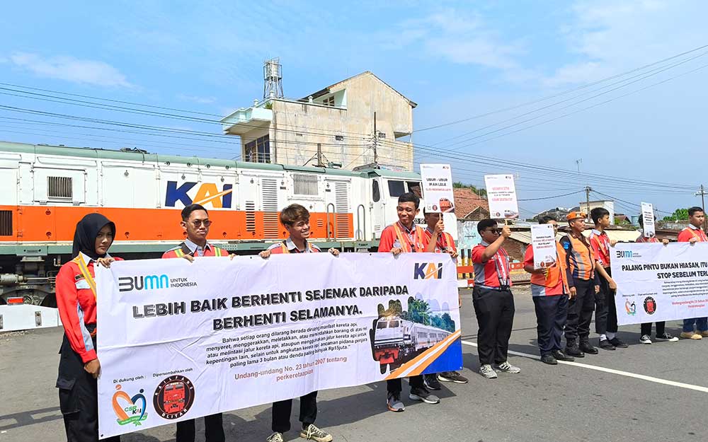 Komunitas Pecinta Kereta Api (Railfans) Blitar saat menggelar sosialisasi keselamatan di JPL 196 Blitar.