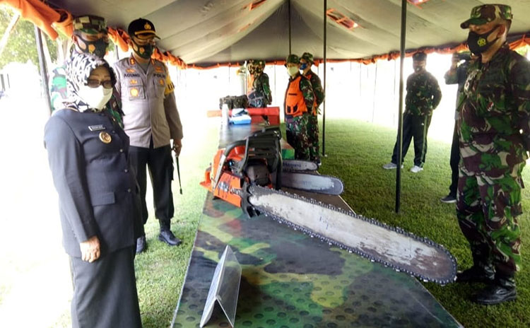 Bupati Jombang beserta Kapolres Jombang saat mengecek peralatan kesiapan penanggulangan bencana. (foto: AAN AMRULLOH/ BANGSAONLINE)