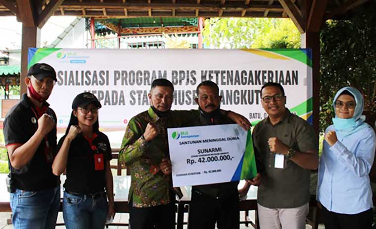 Penyerahan santunan kematian secara simbolis oleh BPJS Ketenagakerjaan Kota Batu kepada ahli waris yang merupakan pekerja stand gorengan di Museum Angkut senilai Rp 42 juta.