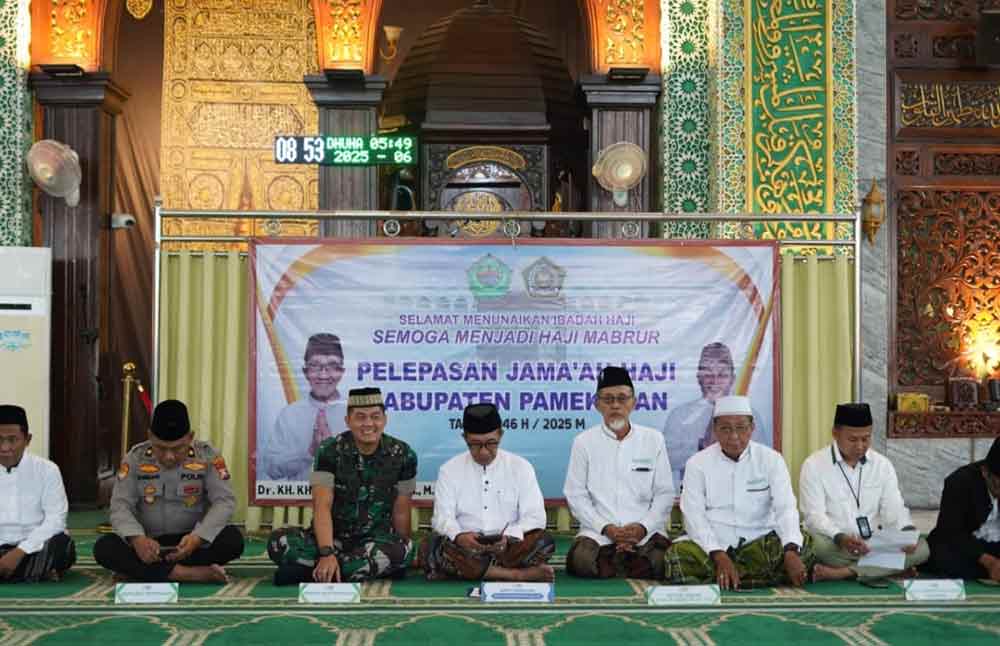 Bupati Pamekasan, Kholilurrahman saat pelepasan CJH di Masjid Agung Asy-Syuhada’. Foto: Ist.
