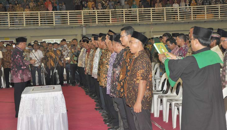 Bupati Sambari saat melantik anggota BPD, bulan Januari silam.