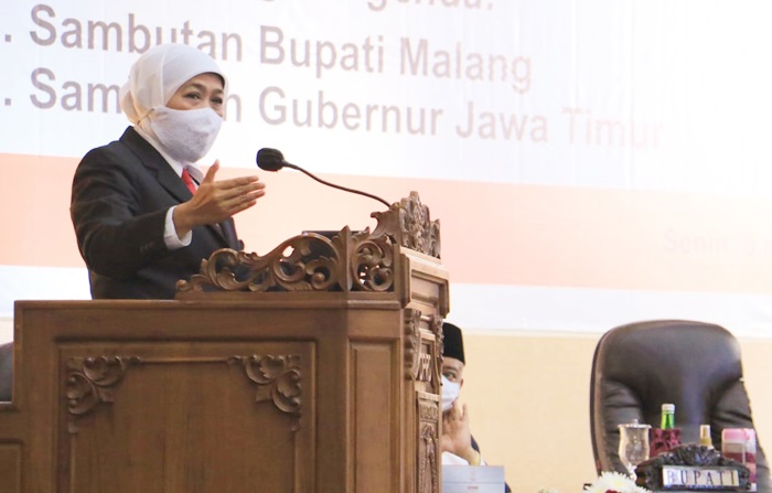Gubernur Khofifah  memberikan sambutan pada Sertijab Bupati Malang.