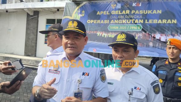 VP Daop 7 Madiun, Suharjono saat memberikan keterangan kepada awak media. Foto: Hendro Suhartono/BANGSAONLINE