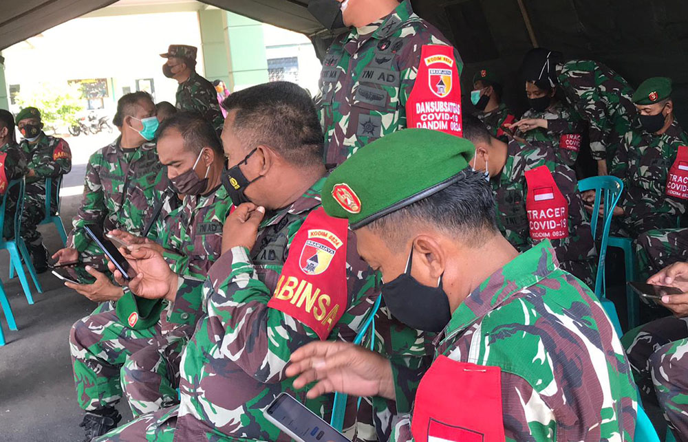 Babinsa di Jember saat mendapatkan penjelasan tentang aplikasi InaRISK Personal dan Silacak.