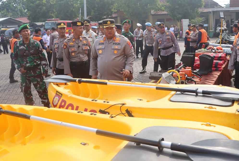 Kapolres Pasuruan AKBP Jazuli Dani Iriawan saat meninjau peralatan tanggap bencana. 