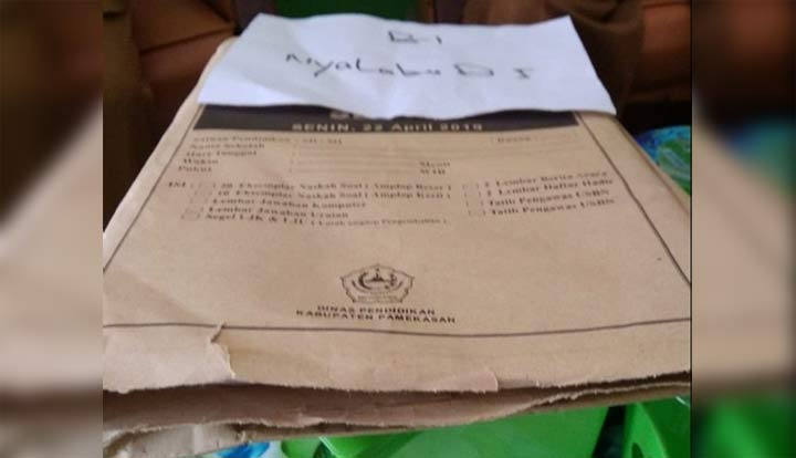 Amplop soal UASBN yang diduga robek sebelum ujian dimulai.