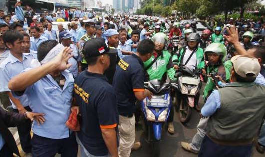 Bentrok sopir taksi dan ojek online.
