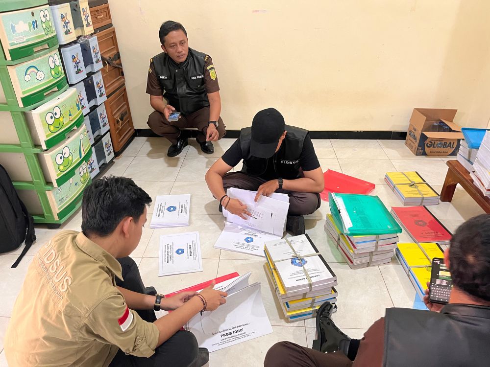 Kejaksaan saat melakukan penggeledahan di Kantor PKBM Iqro, Desa Tambakrejo, Tongas, Kabupaten Probolinggo