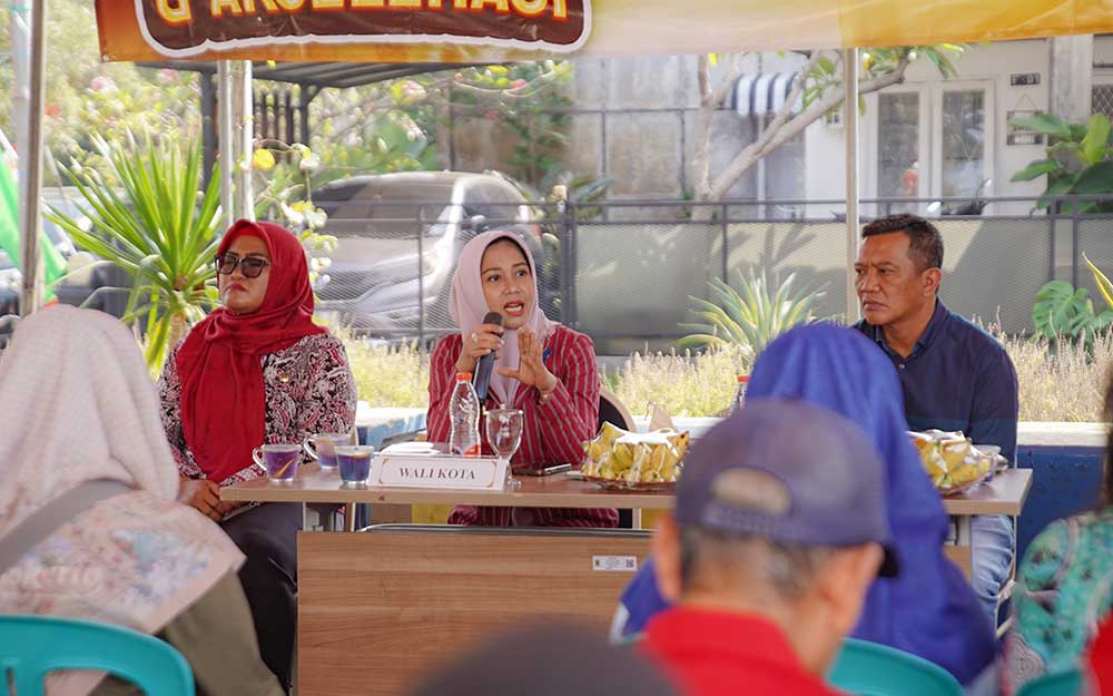 Wali Kota Mojokerto Ika Puspitasari memberikan arahan saat meninjau Bank Sampah Migunani di Kelurahan Meri.