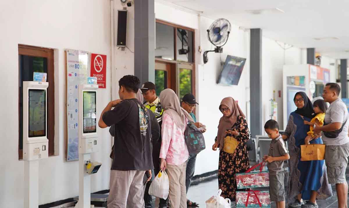 Suasana ruang tunggu di stasiun kereta api. Foto: Ist