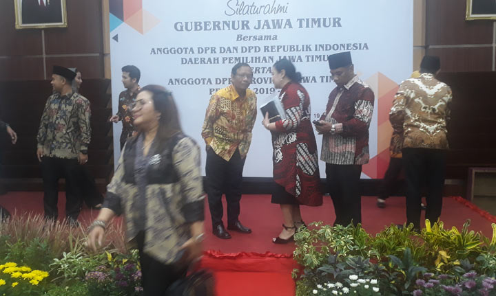 Prof Mahfud MD berbincang dengan anggota DPRD Jatim, Hari Putri Lestari di Gedung Negara Grahadi. foto: DIDI ROSADI/ BANGSAONLINE