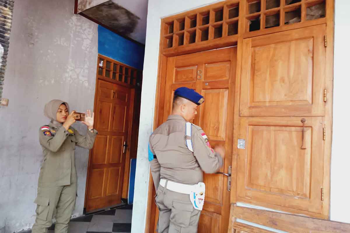 Satpol PP Ngawi saat menggelar razia di beberapa kamar kos, Senin (20/3/2023).