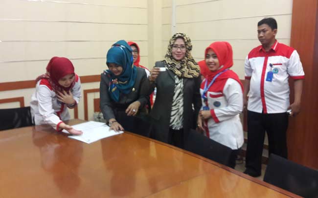 Wakil Ketua DPRD Gresik, Nur Saidah ketika hendak menyerahkan sample urinenya ke petugas BNNK. foto: syuhud/ BANGSAONLINE