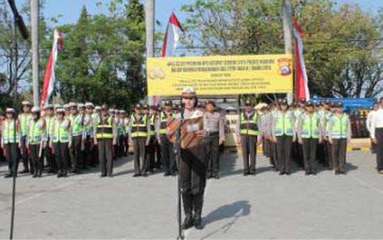 SIAP – Apel Gelar Pasukan Operasi Ketupat Semeru 2015, di halaman Mapolres Nganjuk, Kamis (9/7). foto: soewandito/BANGSAONLINE
