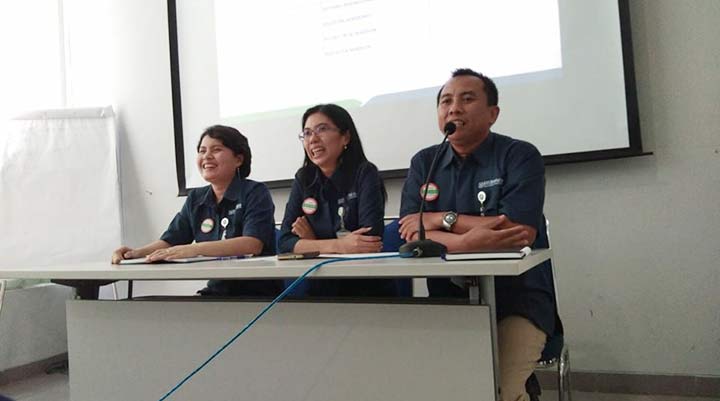 Joys Karman Nike Palupi, Pejabat Pengganti Sementara Kepala Cabang BPJS Kesehatan Madiun saat memberikan penjelasan.