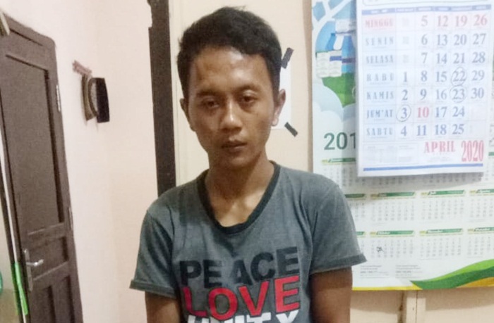 Pelaku saat diamankan di Kantor Polsek Geneng, Ngawi.
