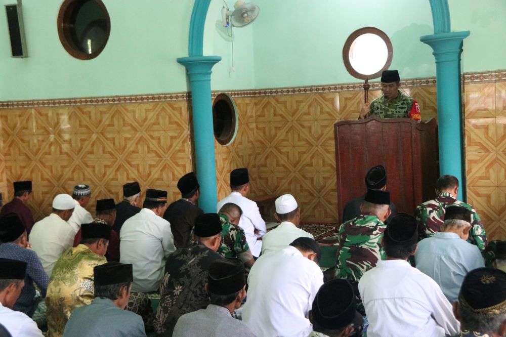 Dansatgas TMMD ke-127 yang juga Dandim 0809/Kediri, Letkol Inf. Dhavid Nur Hadiansyah, saat menyampaikan khutbah Shalat Jumat di Masjid Baitul Huda. (Ist). 