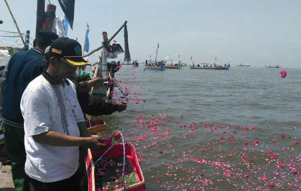 LARUNG SESAJI: Para nelayan Desa Banjarkemuning Sedati Sidoarjo saat menggelar Sedekah Laut di muara desa setempat, Sabtu (29/4) siang tadi. foto: istimewa
