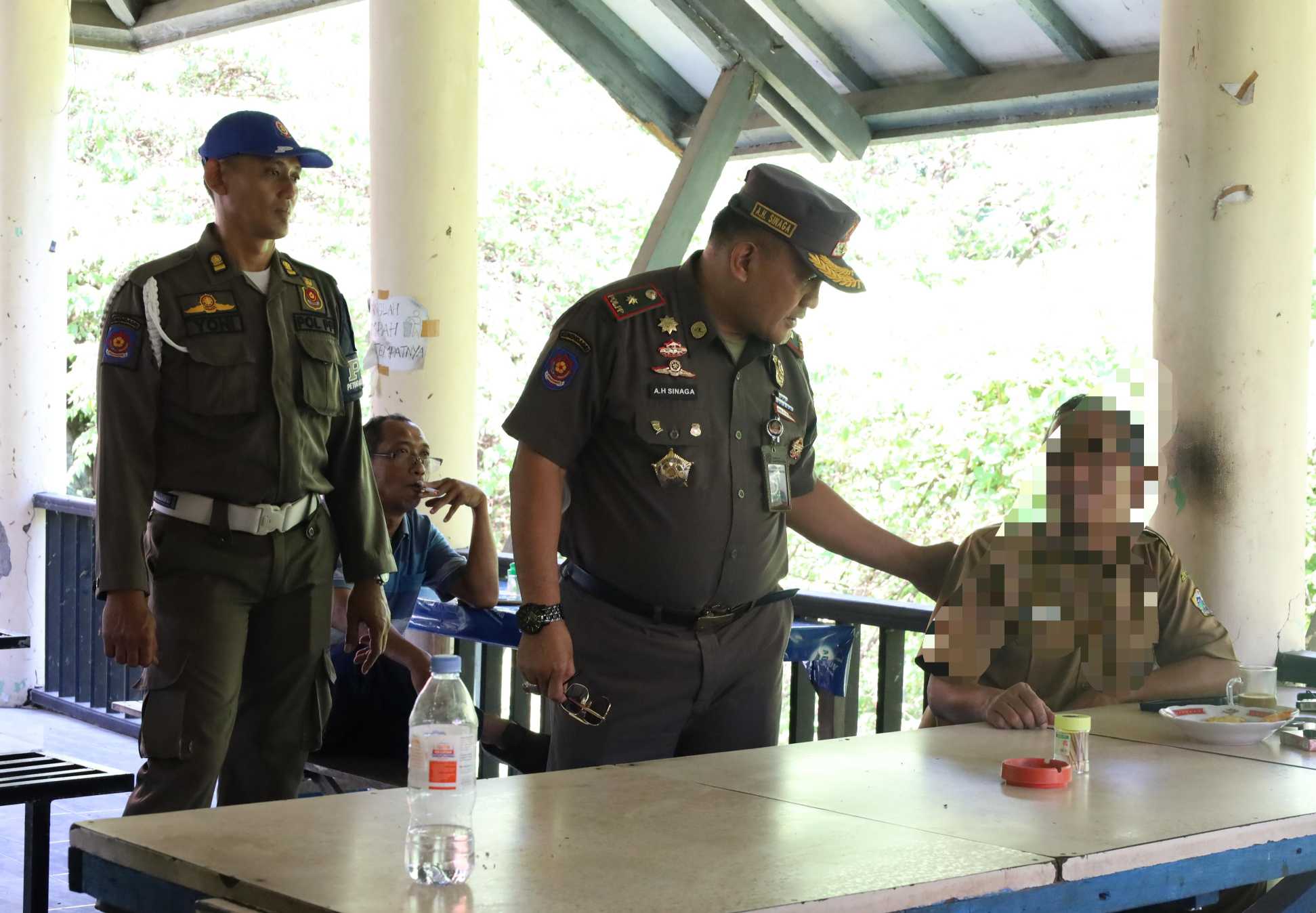 Kepala Dinas Pol PP Kabupaten Gresik, Agustin Halomoan Sinaga saat razia AG nongkrong di food court saat jam dinas. foto: ist.